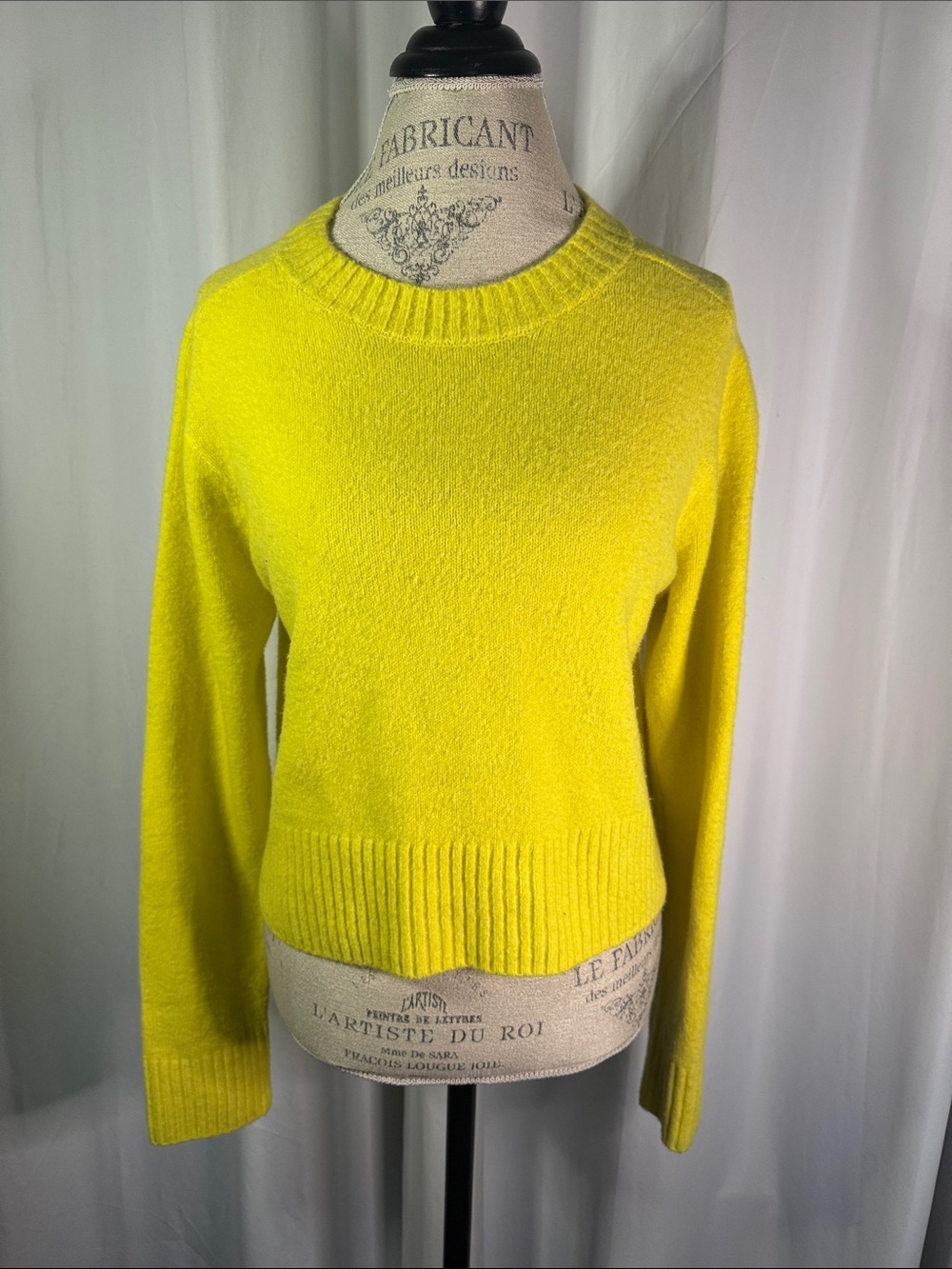 Universal Thread Cropped Crewneck Sweater in Bright Yellow